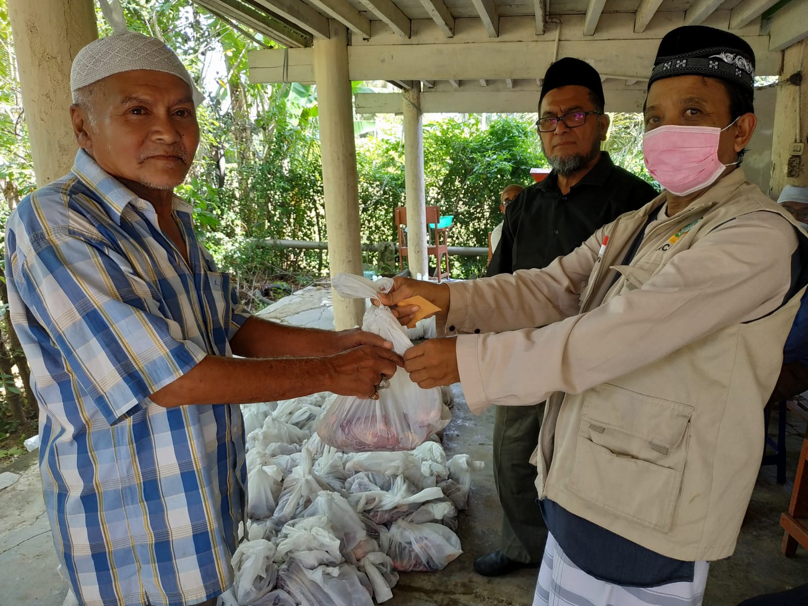 Dewan Dakwah Aceh Salurkan Daging Kurban untuk 440 Keluarga Kurang Mampu dan Muallaf